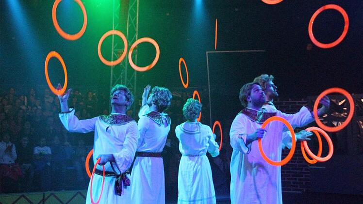 Im Himmel ist es doch am schönsten: Das Ringe-Passing der fünf Engel Andrea, Urs, Fabian, Mike und Jörg gehörte zu den Höhepunkten beim "Tat Ort Teufelsgraben". Foto: Bertram Wagner