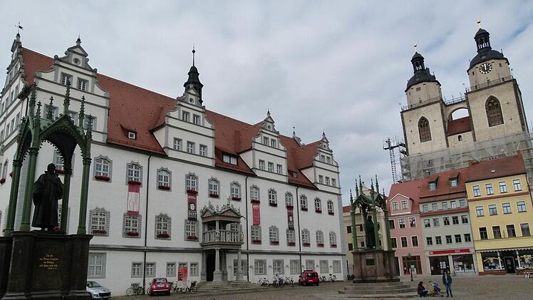 Wittenbergs Zentrum mit Altem Rathaus und der Stadtkirche St. Marien, in der zahlreiche Cranach-Werke beheimatet sind. Lucas Cranach der Jüngere ist darin begraben. Foto: Krüger-Hundrup