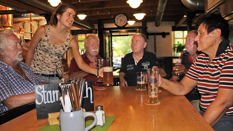 Am Kommunbräu-Stammtisch haben sie es schon immer gewusst, dass sie in einem der besten Bierlokale Deutschlands verkehren. Von links: Manfred Müller, Bedienung Ramona Löffler, die ein frisches Seidla serviert, Karl-Heinz Bauer, Wolfgang Reichl, Michael Höhn und Karin Eggloff-Bauer.  Foto: Stephan Tiroch