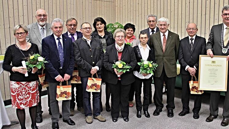 Die Ehrennadel der Gemeinde Untermerzbach erhielten diese Bürgerinnen und Bürger von Bürgermeister Helmut Dietz (rechts) für ihren Einsatz im Rahmen der Initiative "Wir machen mit, wir machen weiter." Ute Schulze (links) und Heinz Jahn (2. von rechts) seien vor allem "Antreiber" der Gruppe, die sich um die Gestaltung der Ortschaft Memmelsdorf kümmert. Foto: Helmut Will