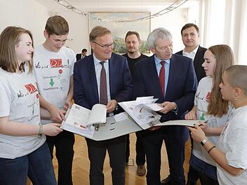 Die Schüler des Dientzenhofer-Gymnasiums Anna, René, Marie und Joana (von links) übergeben Andreas Starke und Landrat Johann Kalb vor der Zweckverbandssitzung Unterschriften gegen eine DG-Verlagerung. Hinten v.l.: Elternbeiräte Günter Helmrich und Christoph Trué.  Foto: Matthias Hoch