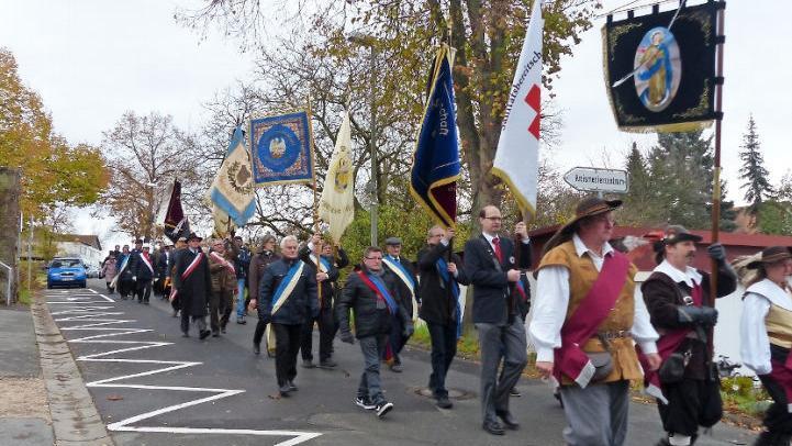 Aus der Aula der Ritter-von-Spix-Schule, wo der Gottesdienst stattgefunden hatte, zogen die Fahnenabordnungen zum Heldenfriedhof. Foto: Pauline Lindner
