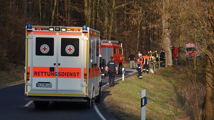 Knapp 100 Rettungskräfte der neun umliegenden Feuerwehren, mehrerer Rettungswagen des Roten Kreuzes sowie  zwei Rettungshubschrauber waren bei einem Unfall am Sonntag im Einsatz.Peter Rauch