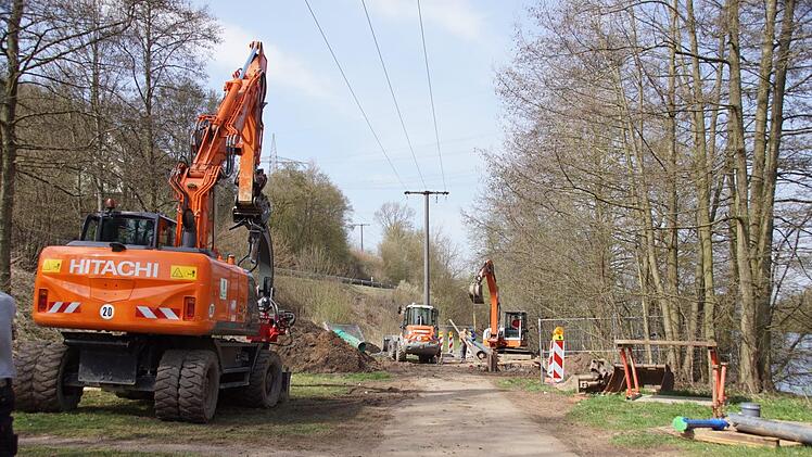 Auf Hochtouren läuft die Reparatur der Hauptwasserleitung von Eltmann nach Limbach. Die Nähe zum Main macht aufwendige Spundungen nötig. Die Leitung brach am Ostersonntagmorgen. Limbach wird derzeit über andere Leitungen versorgt, höher gelegene Häuser haben jedoch nur wenig Druck.