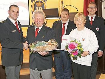 Ehrungen bei der BRK-Bereitschaft Coburg (von links): Kreisbereitschaftsleiter Claus Weigand, Hubertus Baudler, Michael Bauer, Karin Trommer und Bereitschaftsleiter Philipp Köster  Foto: Michael Stelzner