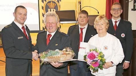 Ehrungen bei der BRK-Bereitschaft Coburg (von links): Kreisbereitschaftsleiter Claus Weigand, Hubertus Baudler, Michael Bauer, Karin Trommer und Bereitschaftsleiter Philipp Köster  Foto: Michael Stelzner