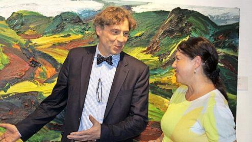 Galerist Klaus Bode und die Zweite Bürgermeisterin Angela Hofmann vor einem Bild von Harry Meyer. Die Ausstellung ist bis 25. August zu den Öffnungszeiten der Galerie zu bestaunen.  Foto: Michael Wunder