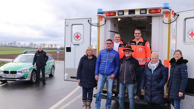 Am Ort des Geschehens (vorne von rechts): Marion Müller, Anita und Alfred Hofmann, Alexander Dorst und Ruth Sauerteig. Hinten die Sanitäter (von links) Ralph Schönfelder und Matthias Benkert sowie am Polizeiauto Rainer Leisentritt. Foto: Helmut Will