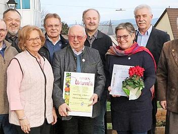 Der Orts- und Gartenbauverein Gehülz hat neue Vorsitzende und ehrte Mitglieder. Das Bild zeigt von links den neuen Zweiten Vorsitzenden Herbert Schreiber und den neuen Vorsitzenden Roland Hagen, Schatzmeisterin Christa Weber, Bürgermeister Wolfgang Beiergrößlein, Ehrenvorsitzenden Eugen Krupp, Gartenbau-Kreisvorsitzenden Fritz Pohl, die mit der Ehrennadel in Silber ausgezeichnete Regina Biesenecker, Stadtrat Hans Simon und Schriftführer Hans-Werner Weber.  Foto: Rainer Glissnik