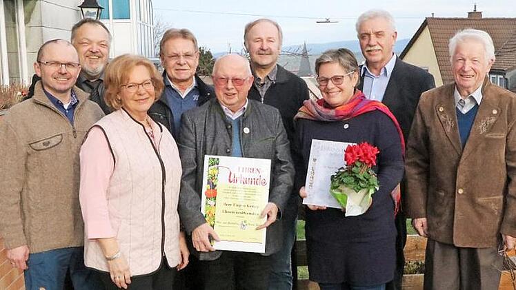Der Orts- und Gartenbauverein Gehülz hat neue Vorsitzende und ehrte Mitglieder. Das Bild zeigt von links den neuen Zweiten Vorsitzenden Herbert Schreiber und den neuen Vorsitzenden Roland Hagen, Schatzmeisterin Christa Weber, Bürgermeister Wolfgang Beiergrößlein, Ehrenvorsitzenden Eugen Krupp, Gartenbau-Kreisvorsitzenden Fritz Pohl, die mit der Ehrennadel in Silber ausgezeichnete Regina Biesenecker, Stadtrat Hans Simon und Schriftführer Hans-Werner Weber.  Foto: Rainer Glissnik