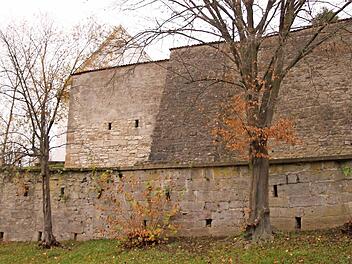 Gewaltig wie die Wehrmauer an der Stadtsteinacher Straße sind die Gräben zwischen Bürgermeister Volker Schmiechen und Bernhard Herrmann. In der jüngsten Gemeinderatssitzung verwies das Gemeindeoberhaupt den streitbaren Bürger des Saales. Symbolfoto: Archiv/Klaus Klaschka