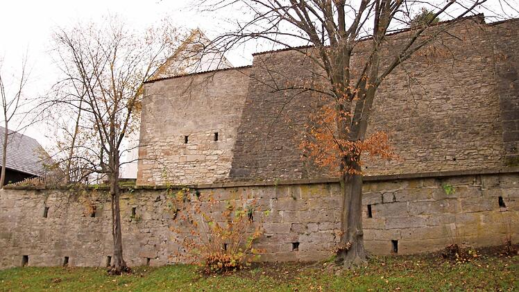 Gewaltig wie die Wehrmauer an der Stadtsteinacher Straße sind die Gräben zwischen Bürgermeister Volker Schmiechen und Bernhard Herrmann. In der jüngsten Gemeinderatssitzung verwies das Gemeindeoberhaupt den streitbaren Bürger des Saales. Symbolfoto: Archiv/Klaus Klaschka