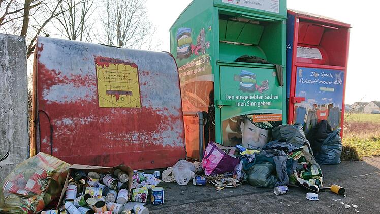 Kein Einzelfall mehr: So wie hier am Kieferndorfer Weg sah es in den vergangenen Tagen auch an anderen Containerstellplätzen in Höchstadt aus.  Foto: Andreas Dorsch
