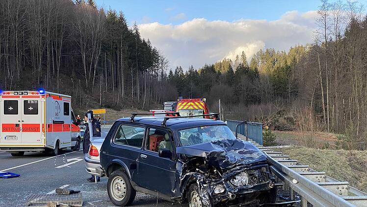 Beide Autofahrer wurden in ihren Fahrzeugen eingeklemmt und schwer verletzt.