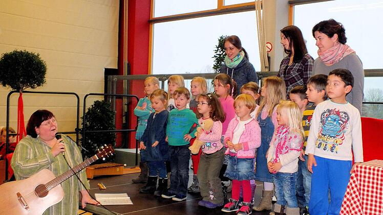 Advents- und Nikolauslieder sangen die Kindergartenkinder bei der Seniorenfeier in Sand. Foto: Alfons Bäuerlein