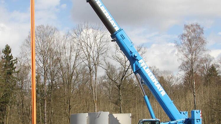 Dieses Windrad darf gebaut werden. Es ist die Windkraftanlage drei; sie ist von dem Beschluss des Verwaltungserichts in Würzburg nicht betroffen. Im Sailershäuser Wald reihen sich zehn Baustellen aneinander, auf denen Windräder errichtet werden sollen. Auf sechs Baustellen tut sich (vorerst) nichts mehr.  Foto: Klaus Schmitt