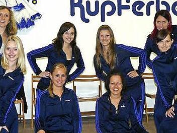 Die Kupferberger Garde (vorne von links) Constanze Zuber, Vanessa Weidemann, Nadine Günther und Cindy Zuber sowie (hinten von links) Theresa Rübesam, Melina Schminder, Annika Russ und Stefanie Herold.  Foto: Klaus-Peter Wulf