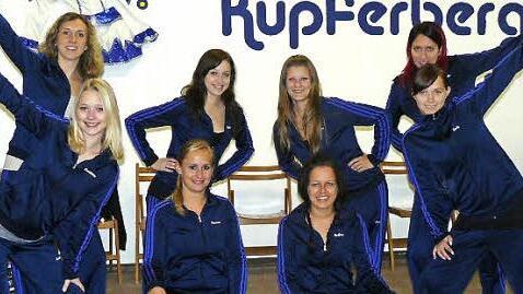 Die Kupferberger Garde (vorne von links) Constanze Zuber, Vanessa Weidemann, Nadine Günther und Cindy Zuber sowie (hinten von links) Theresa Rübesam, Melina Schminder, Annika Russ und Stefanie Herold.  Foto: Klaus-Peter Wulf