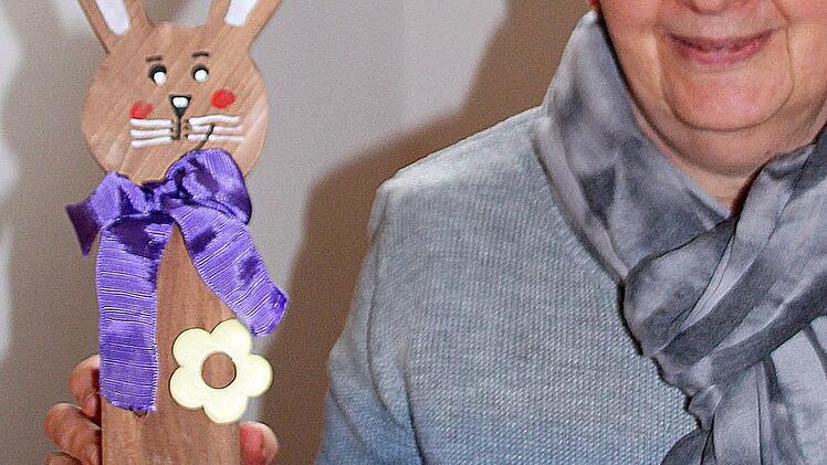 Werner Schneider und seine Frau produzieren diese Osterhasen. Foto: Dieter Britz