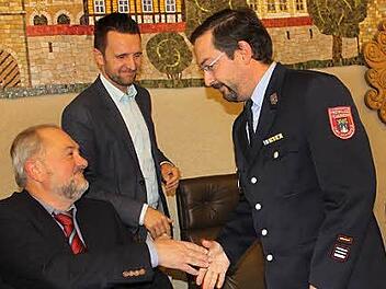 Handschlag auf weiterhin gute Zusammenarbeit nach Unterzeichnung des Feuerwehrbedarfsplanes: Stadtkämmerer Johann Pantel, selbst Vorsitzender einer Ortsfeuerwehr, Bürgermeister Andreas Hügerich und der Lichtenfelser Stadtkommandant Andreas Lehe (v. l.). Foto: Popp