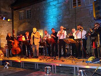 Höhepunkt jeder Moonlight-Serenade ist die gemeinsame Jam-Session der Old-Beertown-Jazzband und der Semper-House-Band. Unser Bilder entstand 2014 im Thurnauer Schlosshof. Foto: Archiv/Günter Karritke
