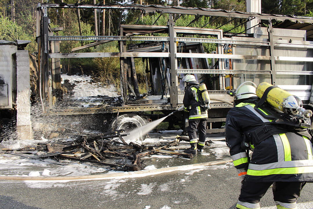 A9 bei Pegnitz: Sattelzug geht in Flammen auf