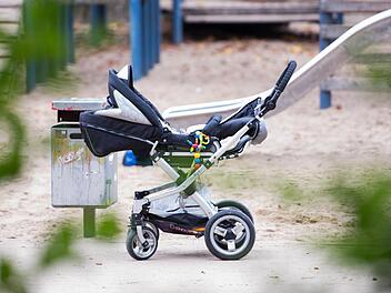 Leerer Kinderwagen