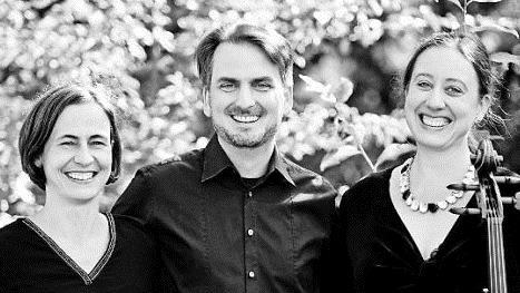 Regina Bussmann, Bernhard Kuffer und Ulrike Maria Gossel (von links) kommen auf Schloss Oberau. Foto: privat