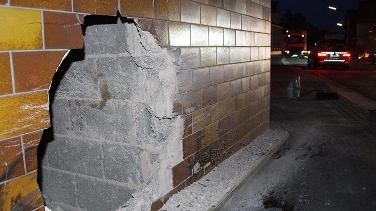 Die Spuren des Aufpralls waren an der Hausmauer unübersehbar. Foto: Marco Meißner