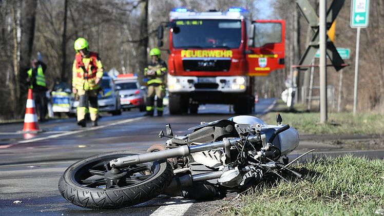 34-j&auml;hriger Mann stirbt bei t&ouml;dlichem Crash: Bei Fichtelberg kam es zu einem schwerem Unfall zwischen einem Motorrad und einem Lieferwagen. Symbolbild: Julian St&auml;hle/dpa
