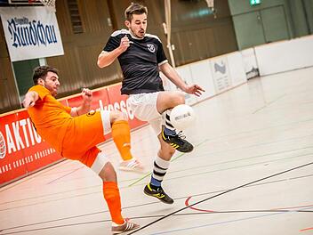 Heiß umkämpft war das Finale der 36. Hallenfußball_Stadtmeisterschaft im Januar zwischen dem VfR Katschenreuth (rechts Martin Schubert) und dem ATS Kulmbach (links Johannes Koch). Am Ende setzte sich der VfR mit 3:2 durch. Foto: Alexander Muck