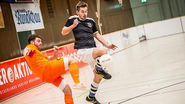 Heiß umkämpft war das Finale der 36. Hallenfußball_Stadtmeisterschaft im Januar zwischen dem VfR Katschenreuth (rechts Martin Schubert) und dem ATS Kulmbach (links Johannes Koch). Am Ende setzte sich der VfR mit 3:2 durch. Foto: Alexander Muck