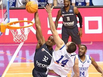 Für die spektakulären Momente sorgte Bambergs Retin Obasohan. Hier stopft das 1,85 Meter große Kraftpaket den Ball gegen den fast 20 Zentimeter größeren Vukota Pavic in den Korb.  Foto: championsleague.basketball
