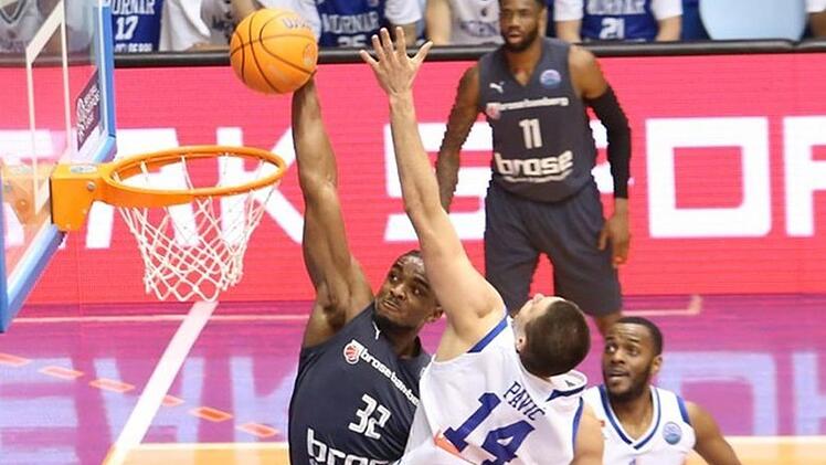 Für die spektakulären Momente sorgte Bambergs Retin Obasohan. Hier stopft das 1,85 Meter große Kraftpaket den Ball gegen den fast 20 Zentimeter größeren Vukota Pavic in den Korb.  Foto: championsleague.basketball