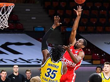 Der Bamberger Jordan Crawford erzielt gegen den Berliner Center Landry Nnoko per Korbleger zwei seiner 20 Punkte. Foto: Daniel Löb/Pool via Kevin Voigt/Jan Hübner