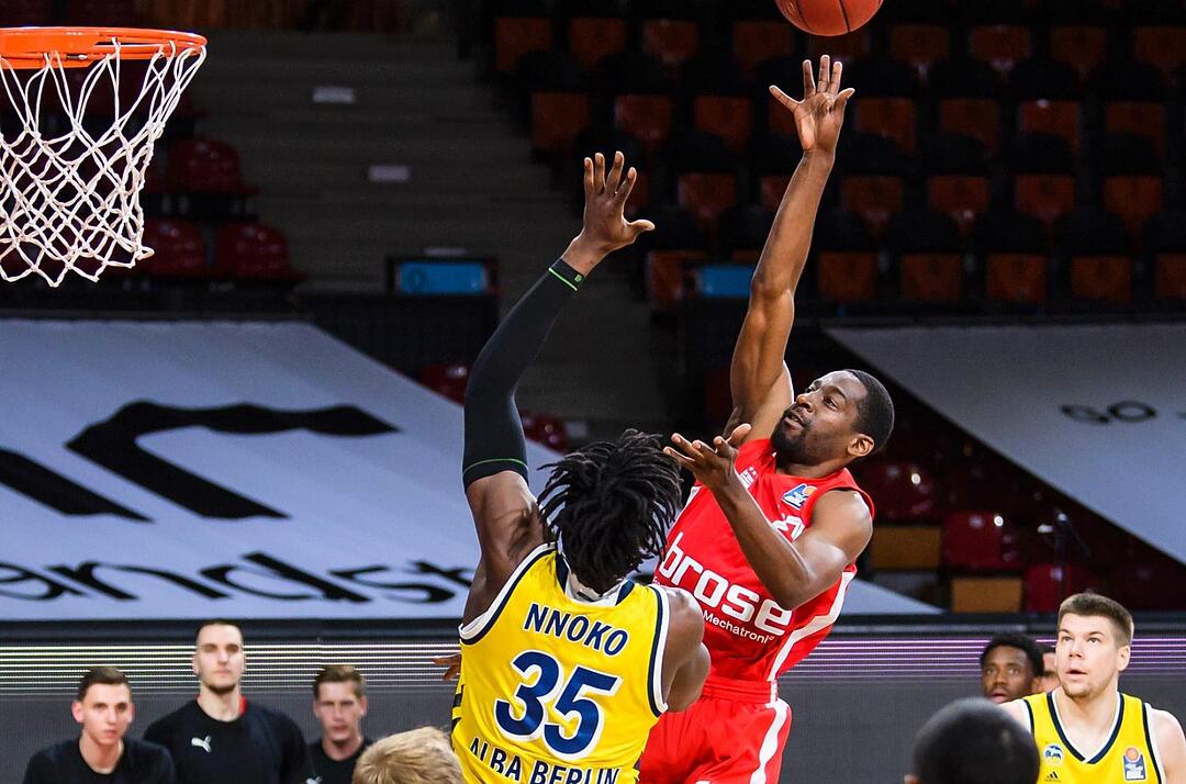 Der Bamberger Jordan Crawford erzielt gegen den Berliner Center Landry Nnoko per Korbleger zwei seiner 20 Punkte. Foto: Daniel Löb/Pool via Kevin Voigt/Jan Hübner