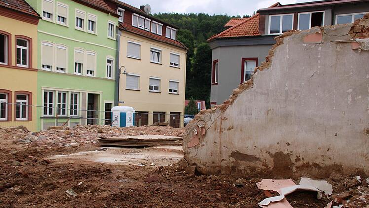 Die brachliegende Fläche mitten im Stadtzentrum stört Einheimische und Touristen. Foto: Ulrike Müller