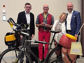 Unser Bild zeigt (von links) Bürgermeister Armin Warmuth, Referent Jörg Richter, Distrikt-Governor Angelika Wieler und Lionspräsident Matthias Graeber mit dem Benefizfahrrad.