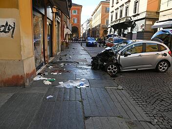 Auto f&auml;hrt in Modena in Menschenmenge