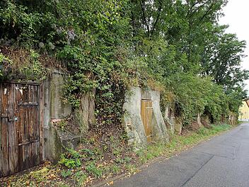 Die Eingänge der ungenutzten Mühlendorfer Keller sind versperrt. Welche Abgründe sich dahinter auftun, soll ein Gutachten klären. Fotos: B. Herbst