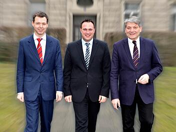 Zwei, die schon ein Mandat haben, nehmen Alexander Hummel in die Mitte: Thomas Silberhorn, MdB und CSU-Kreisvorsitzender, und Heinrich Rudrof, MdL und stellvertretender Kreisvorsitzender Foto: Ronald Rinklef