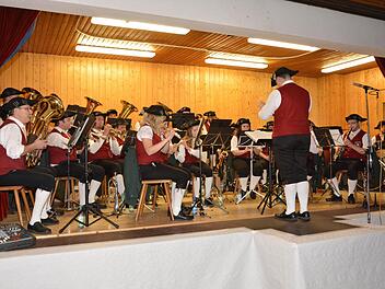 Der Musikverein Edelweiß Lauter bewies mit der Auswahl der Musikstücke seine Vielfältigkeit. Fotos: Björn Hein