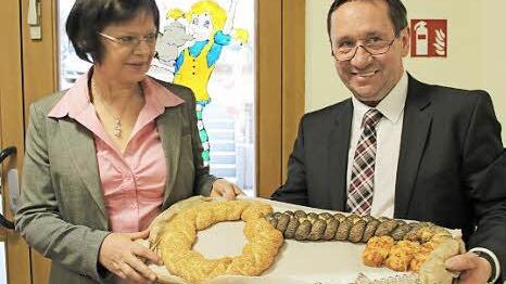 Für sie ist es ein freudiger Tag. Die Leiterin des Kindergartens "Villa Kunterbunt", Waltraud Schultheiß, nimmt den "Schlüssel" von Bürgermeister Norbert Gräbner entgegen.