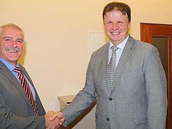 Bürgermeister Jürgen Karle (links) gratuliert seinem Stellvertreter Roland Brönner  Foto: Gerd Schaar