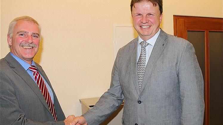 Bürgermeister Jürgen Karle (links) gratuliert seinem Stellvertreter Roland Brönner  Foto: Gerd Schaar