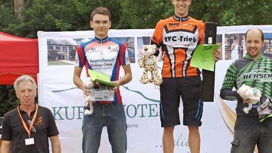 Siegerehrung der Herren über 20 km (von links): Rennleiter Helmut Peschel, Michael Zahn (2. Stetten), Uli Schmittlutz (1. Trieb), Christian Langhans (3. Neukirchen), RVC-Vorsitzender Bernhard Krauß