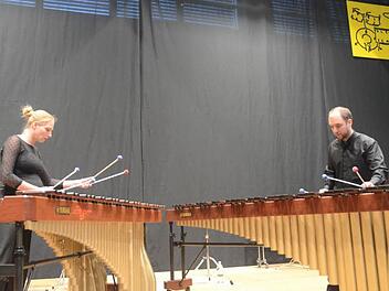 Martina Balz und Dominic Herrmann ließen die Schlegel auf den Marimbas tanzen.  Foto: Karl-Heinz Hofmann