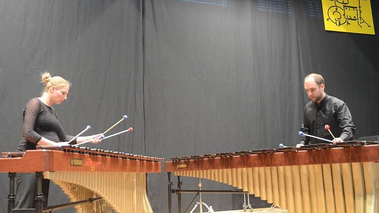 Martina Balz und Dominic Herrmann ließen die Schlegel auf den Marimbas tanzen.  Foto: Karl-Heinz Hofmann