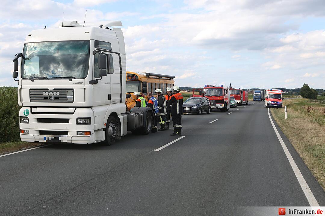 Lkw-Abschlepp-Gespann rammt Traktor von der Strasse - Zwei Verletzte