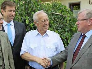 Altbürgermeister Ernst Drummer, Landrat Hermann Ulm, Helmut Ulm und Bürgermeister Konrad Ochs (v.l.n.r.) Foto: Franz Galster